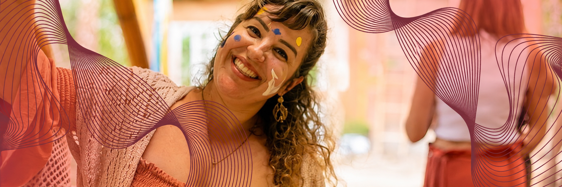 Facilitadora sorrindo em vivencia de arteterapia e rituais de cura