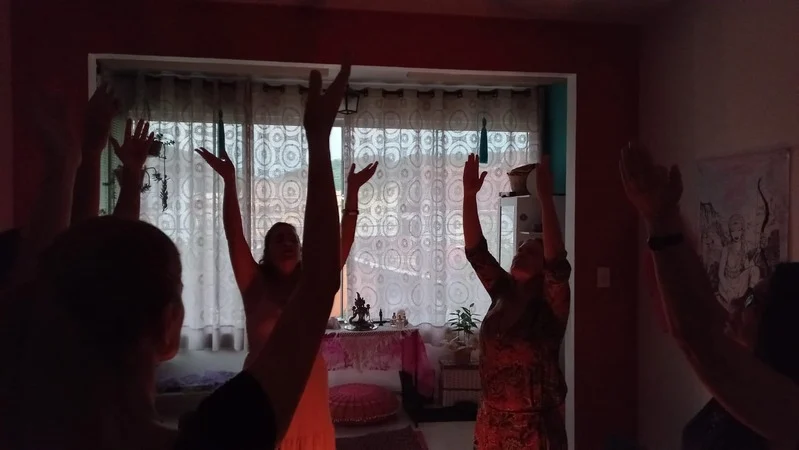 Mulheres em circulo durante pratica de ritos femininos