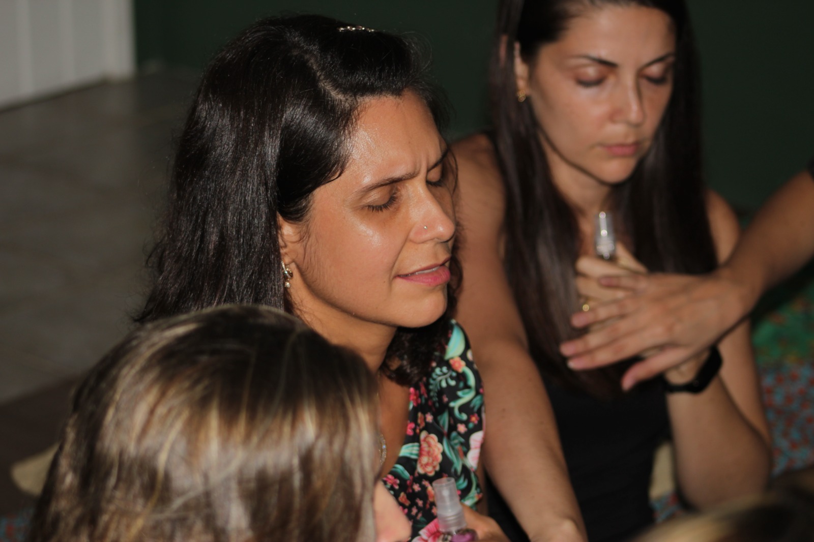 Mulheres em momento de escuta e concentração